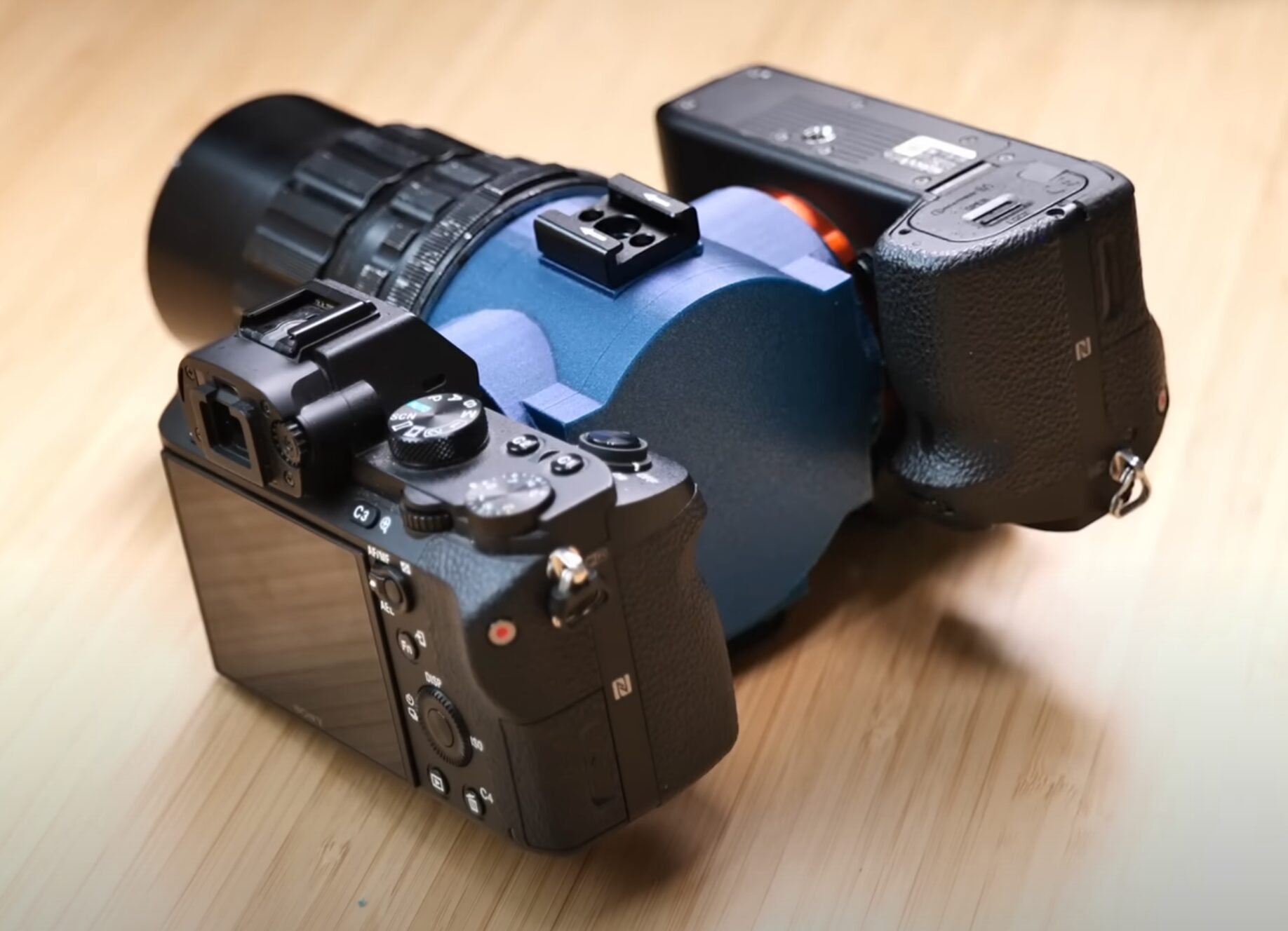 duas cameras com um custom mount e uma lente para panoramica.