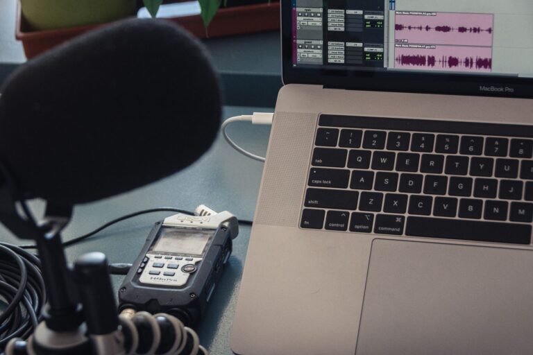 MacBook mostrando interface de ditado por voz com ondas de som