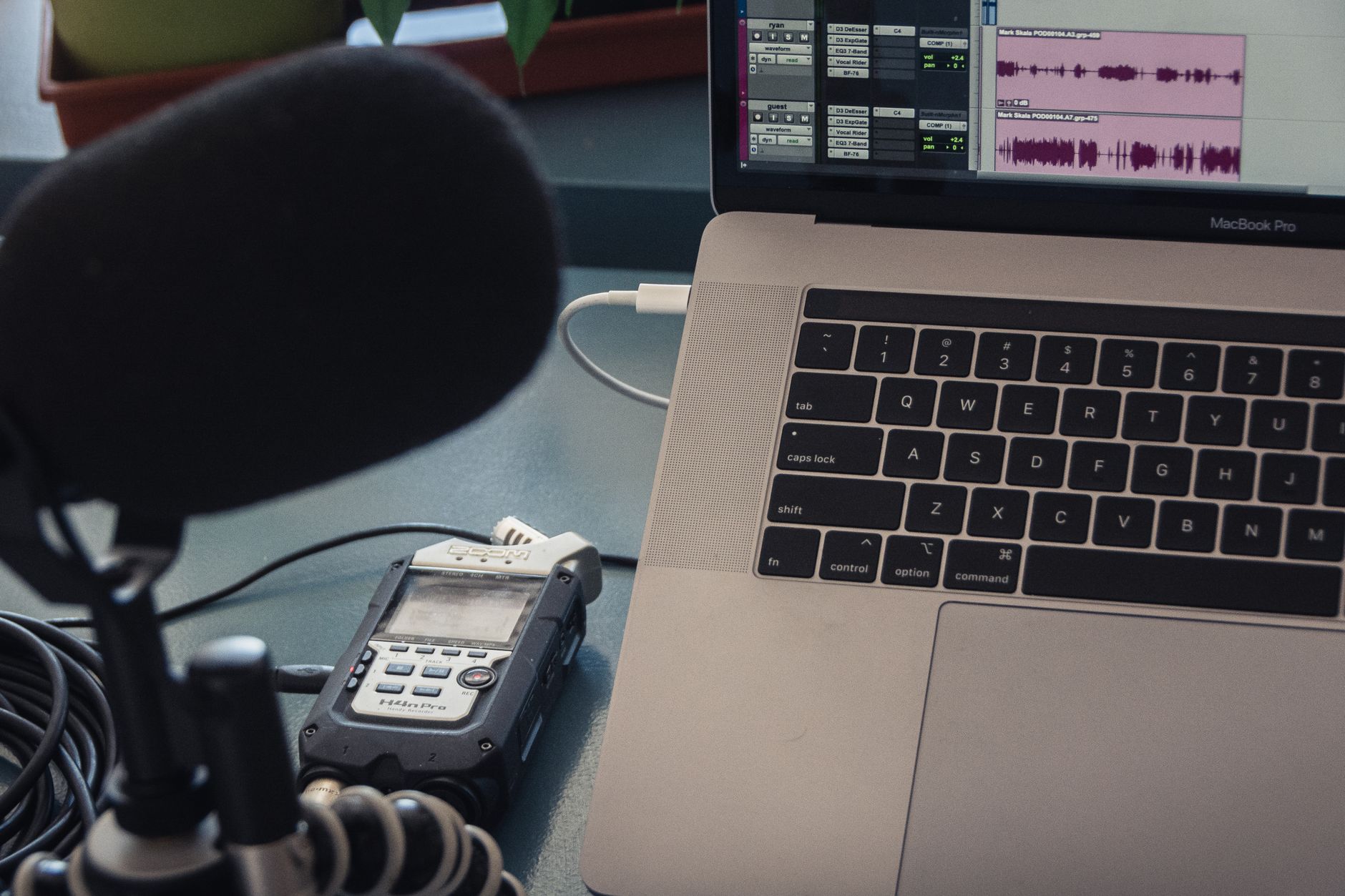 MacBook mostrando interface de ditado por voz com ondas de som